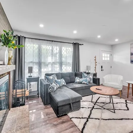 Comforting Retreat Near Woodfield Mall Home
