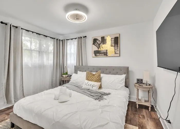 Comforting Retreat Near Woodfield Mall Rolling Meadows