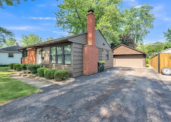 Comforting Retreat Near Woodfield Mall