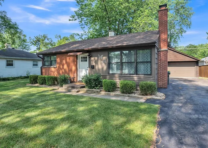 Comforting Retreat Near Woodfield Mall *