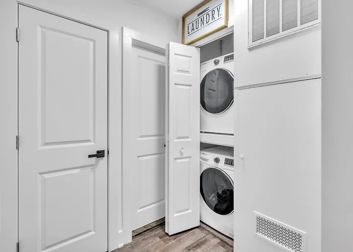 Holiday home Comforting Retreat Near Woodfield Mall *