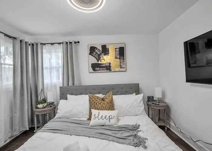 Holiday home Comforting Retreat Near Woodfield Mall
