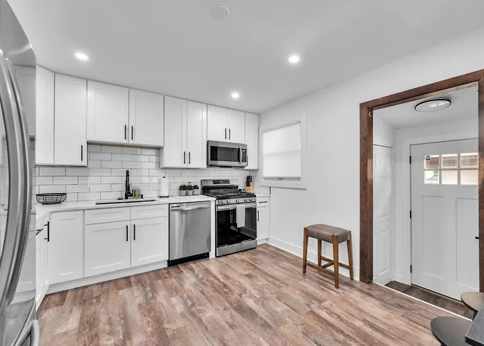 Comforting Retreat Near Woodfield Mall