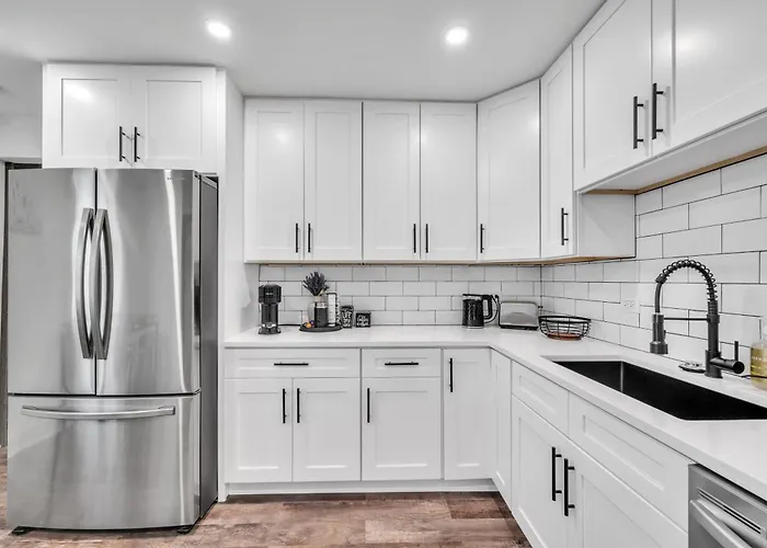 Holiday home Comforting Retreat Near Woodfield Mall Rolling Meadows