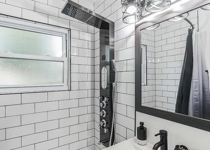 Holiday home Comforting Retreat Near Woodfield Mall *