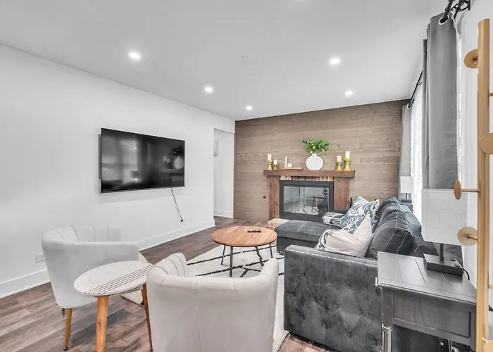 Comforting Retreat Near Woodfield Mall