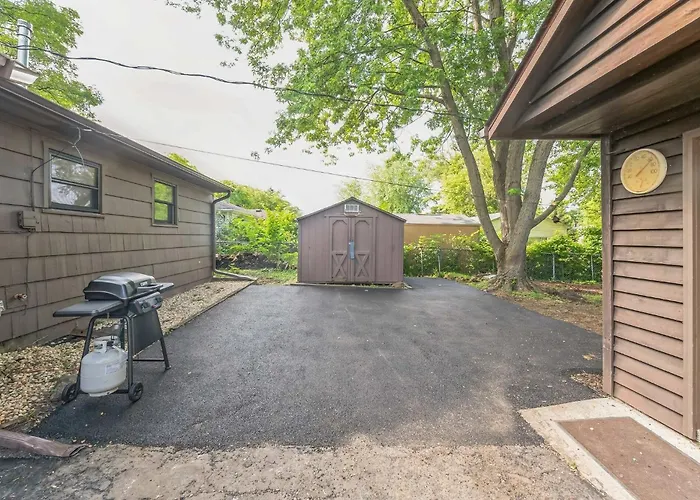 Holiday home Comforting Retreat Near Woodfield Mall *