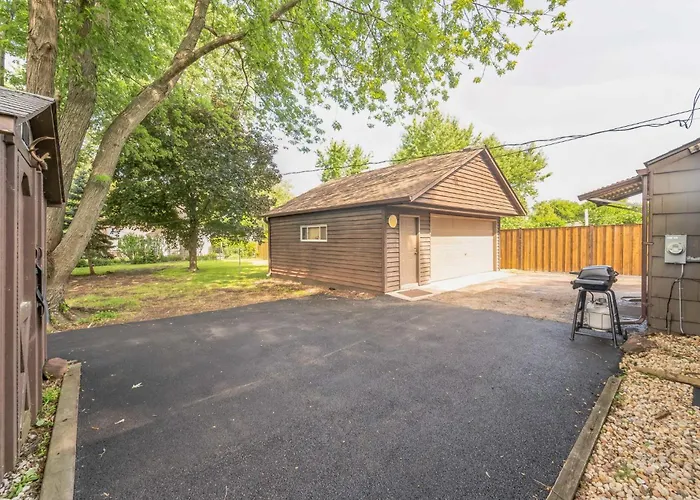 Comforting Retreat Near Woodfield Mall Holiday home