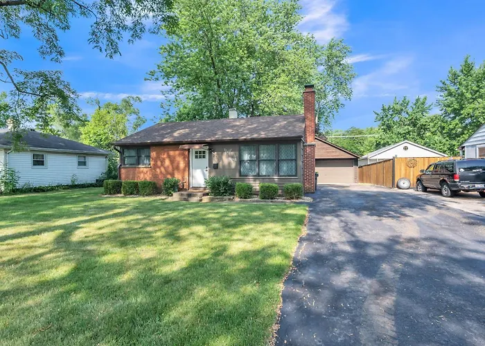 Holiday home Comforting Retreat Near Woodfield Mall Rolling Meadows