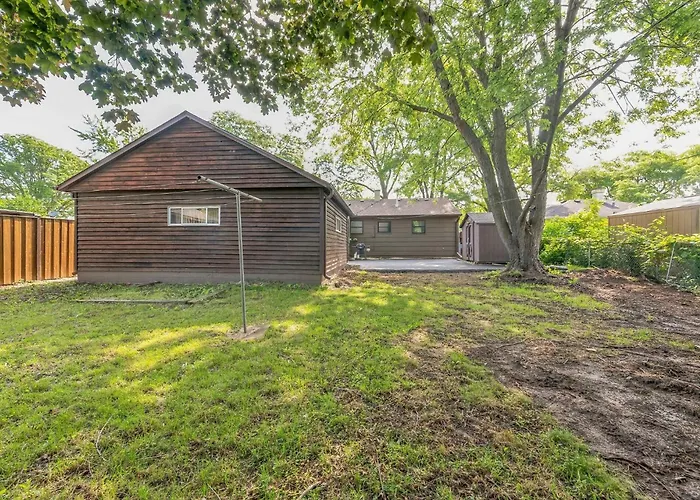 Holiday home Comforting Retreat Near Woodfield Mall
