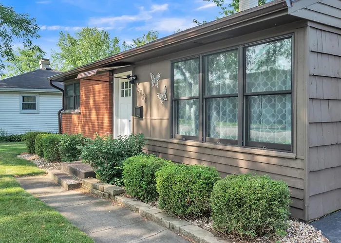 Comforting Retreat Near Woodfield Mall *
